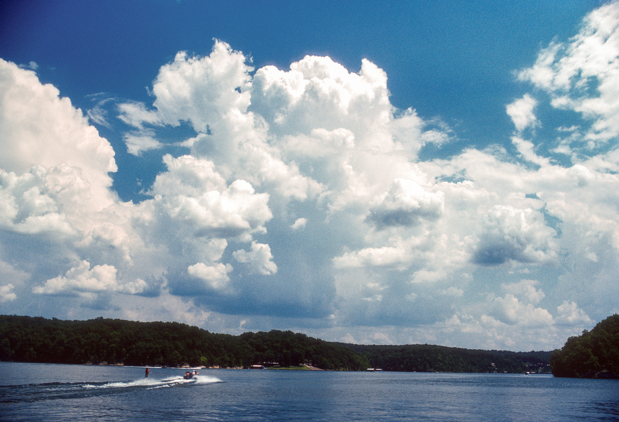 boating on the lake of the ozarks